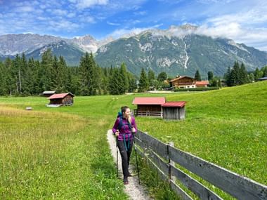 Wanderin auf einem Wiesenweg bei Leutasch Wanderin auf einem Wiesenweg bei Leutasch