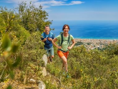 Zwei Wanderer vor Küstenblick