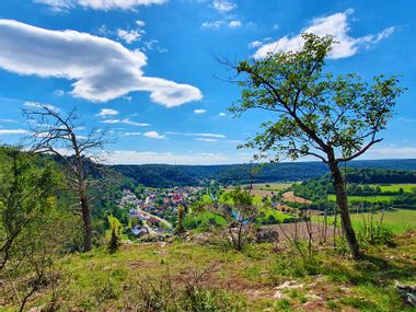 Aussichtspunkt auf dem Arnsberg, mit Blick auf ein Dorf, Feldern und Wäldern