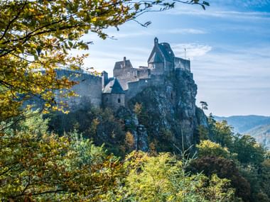 Burgruine inmitten der goldenen Laubwälder