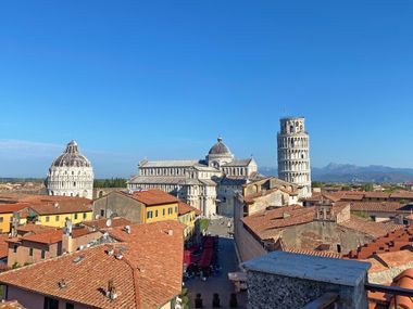 Blick über die Dächer von Pisa auf den schiefen Turm von Pisa