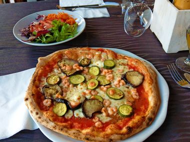 Pizza mit Meeresfrüchten in Sardinien