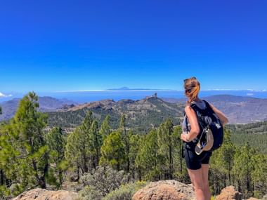 Wanderin genießt Meerblick auf Gran Canaria