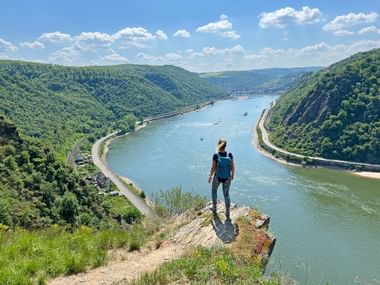 Wanderin genießt den Ausblick bei Spitznack Wanderin genießt den Ausblick auf den Rhein bei Spitznack