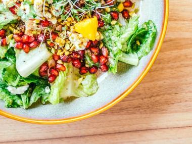Salatschüssel mit Buchweizen, Salat, Sprossen, Granatapfelkernen und viel Gemüse