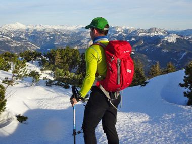 Winter-Wanderer mit herrlichem Bergpanorama