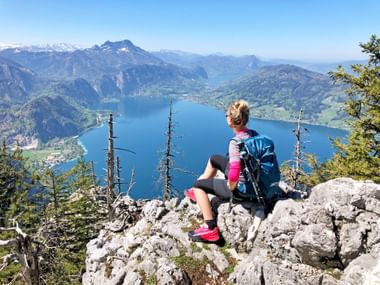 Hiking break with a view of the Attersee panorama