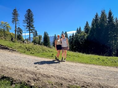 Wanderinnen auf der Ellmauer Alm bei Garmisch