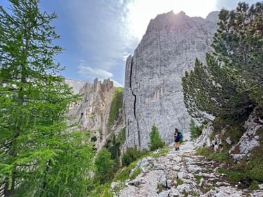 Wanderin am Lafatscher Joch im Karwendelgebirge Wanderin am Lafatscher Joch im Karwendelgebirge