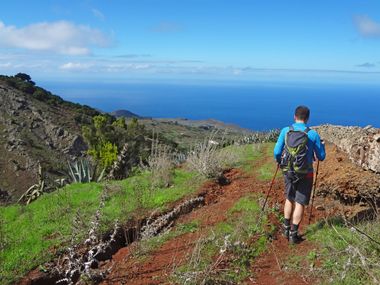 Wanderpfad auf El Hierro mit Meerblick