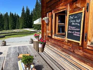 Fasade einer Almhütte