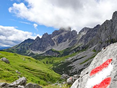 Perfekt markierte Wanderwege im Trekkingparadies Gosaukamm