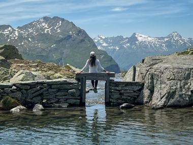 Wanderin macht Pause am Surettasee