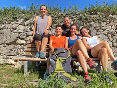 Wanderinnen unterwegs in Terlago