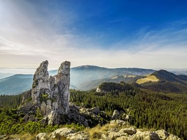 Felsturm inmitten Berglandschaft
