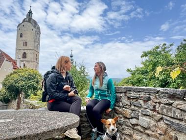 Wanderinnen in der Wachau in Stein an der Donau