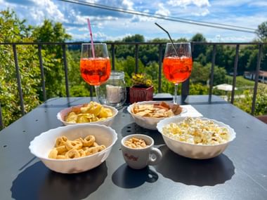 Aperol und Snacks in Bossolasco auf aussichtsreicher Terrasse