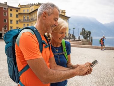 Hikers in Riva on Lake Garda with App