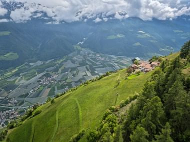 Panoramablick auf Naturns vom Meraner Höhenweg