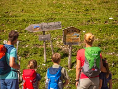 Wegweiser auf der Genneralm