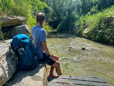 Wanderpause am Fluss Tanaro in den Hügeln der Langa