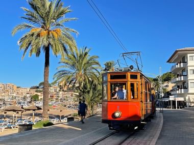 Straßenbahn in der Altstadt von Port de Sóller