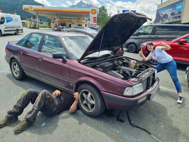 Auto und Mechaniker bei der Reperatur