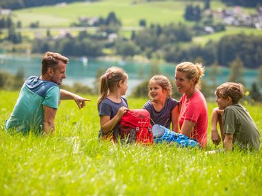 Family in front of the Wolfgangsee