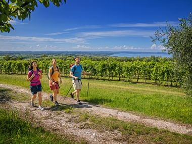 Wanderer auf Wanderweg mit Blick auf den Gardasee