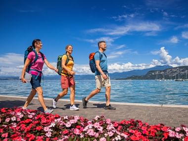 Wanderer am Uferweg von Bardolino
