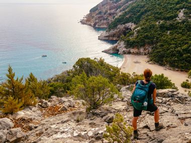 Wanderin genießt den Küstenblick in Sardinien