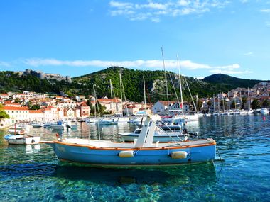 Türkisblaue kroatische Bucht mit Booten