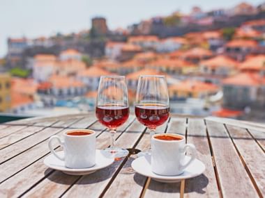 Zwei Gläser Madeira Wein und zwei Tassen Kaffee