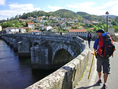 Pilgerer auf der Brücke in Vigo