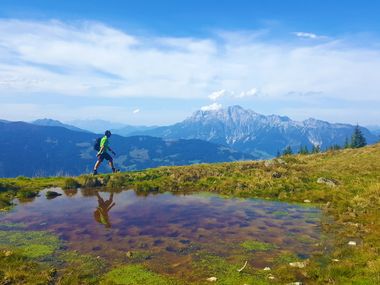 Wanderer am Pinzgauer Höhenwanderweg