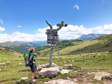 Signposts on the circular hike in Mölten