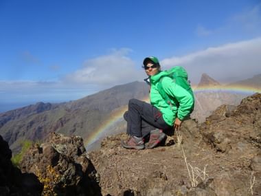 Wanderin mit Regenbogen