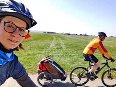 Gudrun beim Radfahren mit ihrer Familie