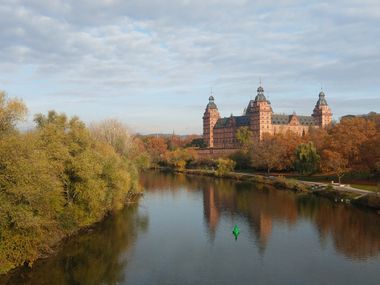 Schloss Johannisburg am Fluss Main