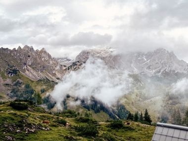 Wolkenverhangenes Bergpanorama bei Hofpürglhütte