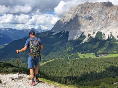 Wanderer mit Blick auf die Zugspitze Wanderer mit Blick auf die Zugspitze