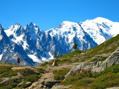 Wunderschöner Bergausblick auf die Gletscher des Mont Blanc