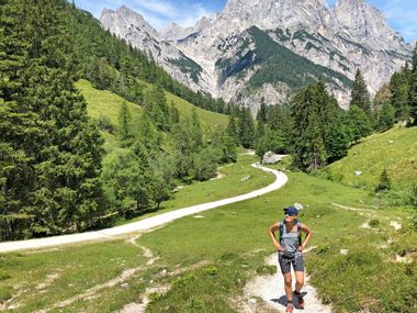Wanderin im Klausbachtal auf dem Weg zur Bindalm mit Bergpanorama im Hintergrund