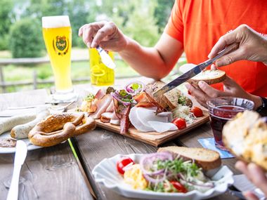 Jause mit Brot, Weißwürsten, Breze, Obazda und Bier