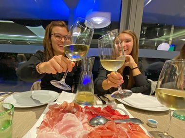 Abendessen in Riva mit einem Glas Wein