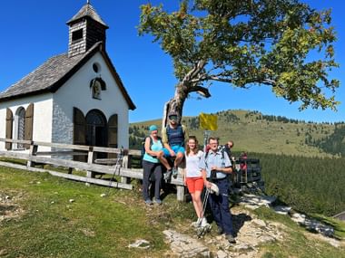Familie vor Postalmkapelle