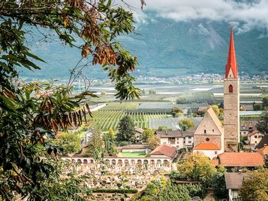 Kirchturm im herbstlichen Südtirol