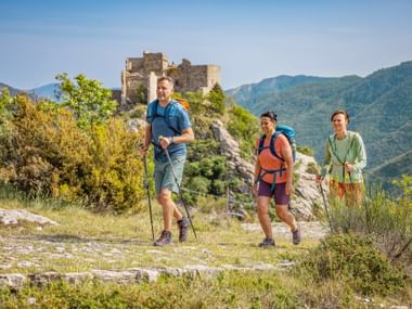 Eine Gruppe von Wanderern bei Castelvecchio mit Blick auf die Ruinen