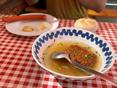 Suppenteller mit Kaspressknödel