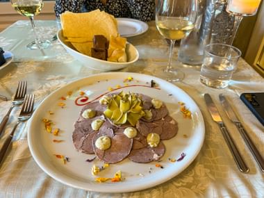 Dünnes Wildschweinfleisch mit Artischocke